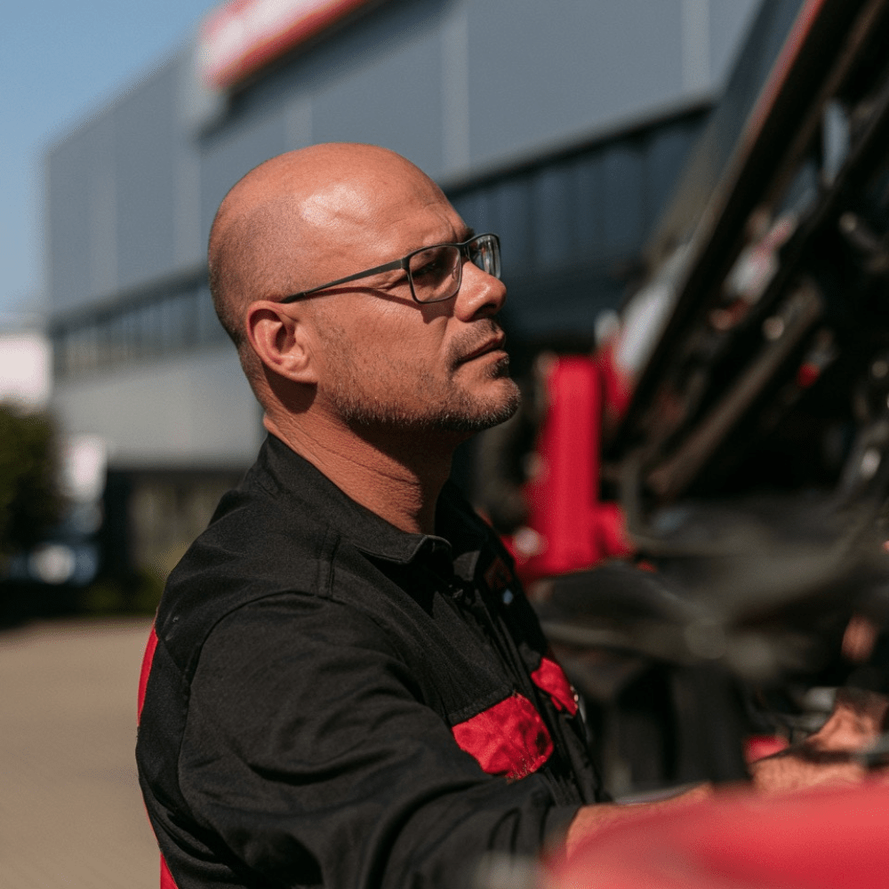 Auf dem Foto sieht man einen Transportmitarbeiter, der seinen neuen Job im Saarland über das spezialisierte Jobportal www.stellenangebotesaarland.de gefunden hat.